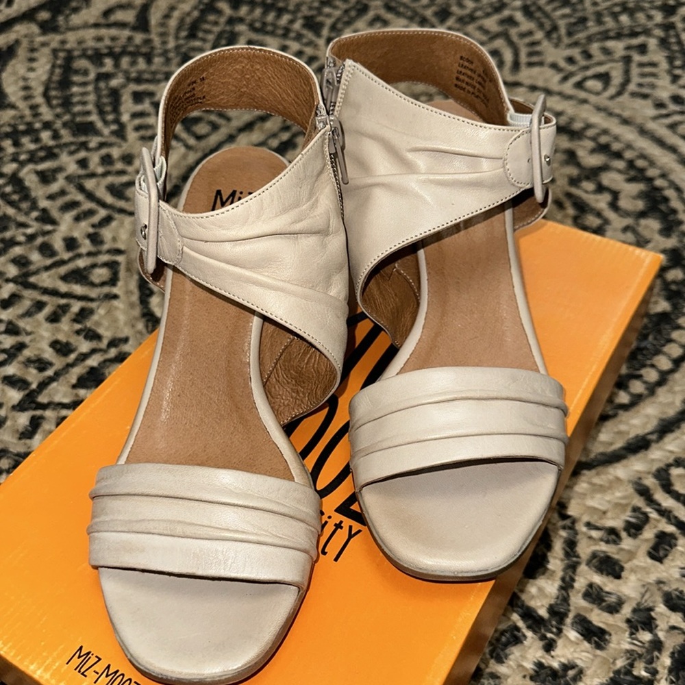 Sz 38(7.5)⭐️NWT Miz Mooz Cream Scoot Leather Dress Sandals. Never Worn! - Picture 5 of 9
